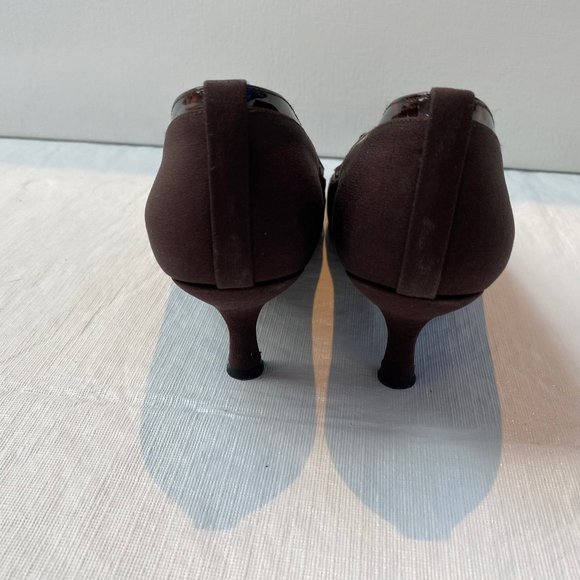 Stuart Weitzman Brown Fabric Kitten Heel Pumps with Tortoise Patent Bow and Trim - Picture 4 of 5